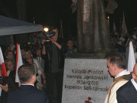 Kapelan Solidarności uhonorowany -  pomnik przy bazylice św. Brygidy