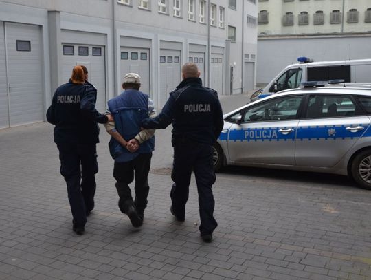 Karetka przyjechała do 65-latka. Za swoje zachowanie podczas pomocy grozi mu 5 lat więzienia.