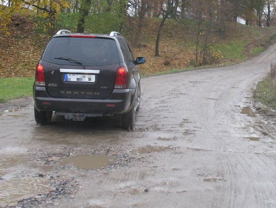 Kasa wyrzucona w błoto? Droga w Tczewie po... równaniu