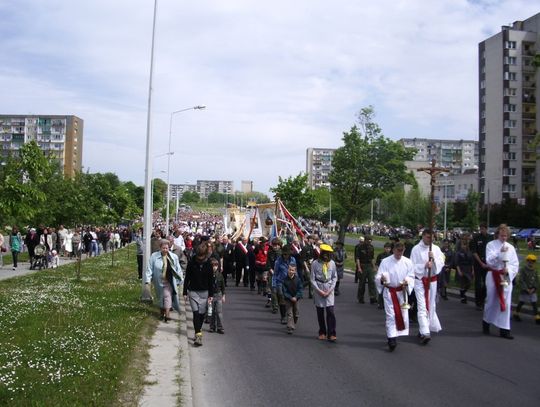 Katolicy na ulicy. Tysiące wiernych w procesjach Bożego Ciała