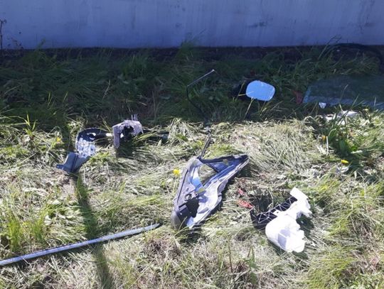 Kawałki karoserii, okulary i paragony w miejscu śmiertelnego wypadku.