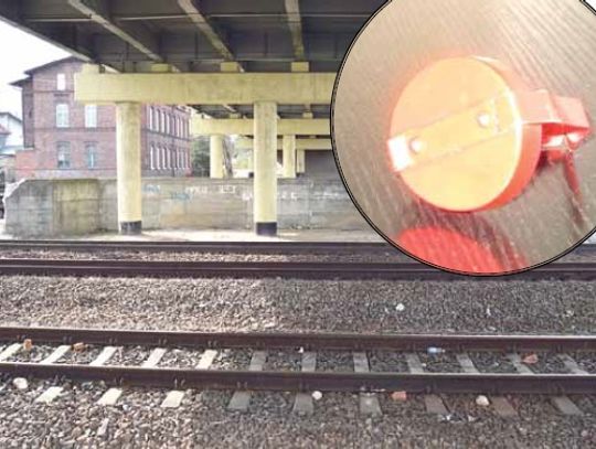 Kibole chcieli zatrzymać pociąg? Przy torach znaleźliśmy „petardy kolejowe”...