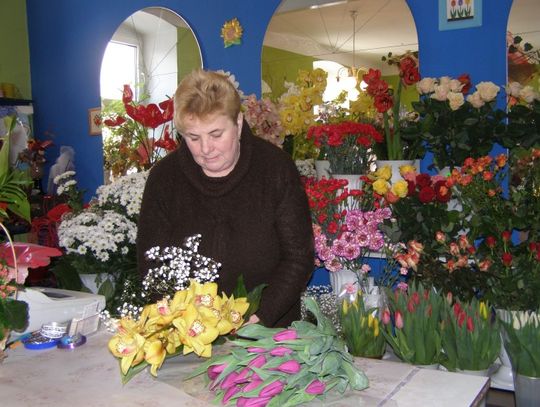 Kiedyś rajstopy i tradycyjny goździk, teraz kosz kwiatów. Święto Kobiet - dawniej i dziś