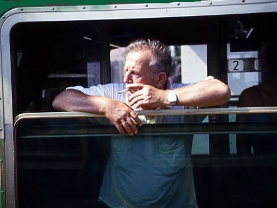 Kiepują na podłogę. Niedopałki gaszą nawet na ścianach