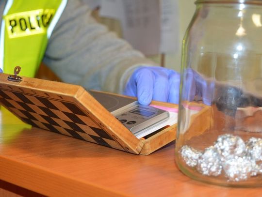 Kierował pod wpływem alkoholu i narkotyków, bez uprawnień a w piwnicy znaleźli jeszcze marihuanę.