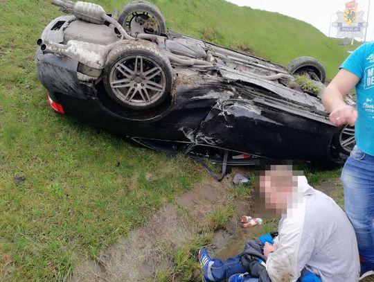 Kierowca audi uderzył w latarnię, dachował - miał 1,4 promila alkoholu