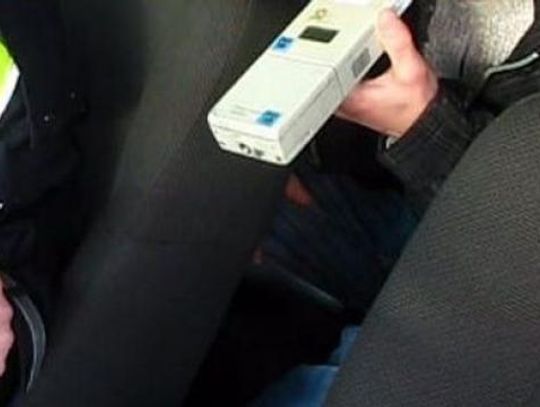 Kierowca autobusu przyjechał na punkt kontrolny po spożyciu alkoholu