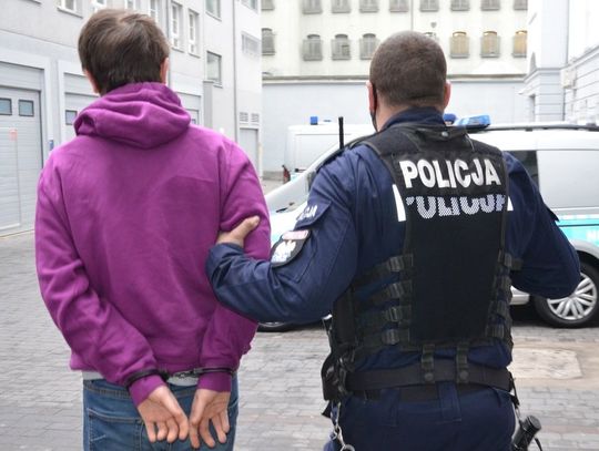 Kierowca bez uprawnień i po narkotykach, pasażer miał w majtkach środki odurzające.