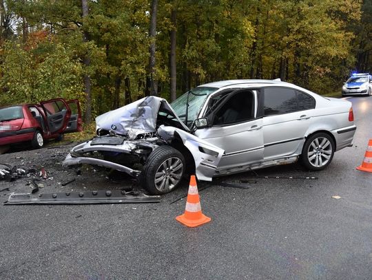 Kierowca BMW bez uprawnień podczas wyprzedzania zderzył się czołowo z Clio.