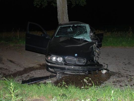 Kierowca bmw wjechal w drzewo i zginął na miejscu