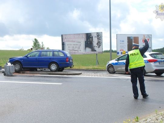 Kierowca ciężarówki wjechał na czerwonym świetle, taranując skodę.