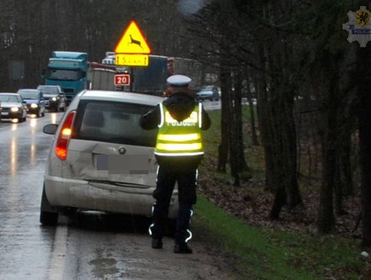 Kierowca fiata najechał na tył skody - ranne pasażerki obu aut