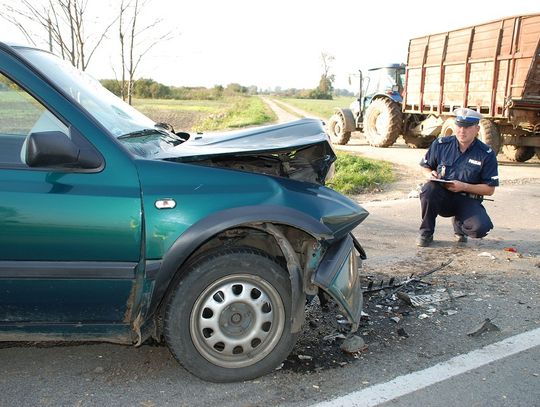 Kierowca golfa najechał na ciągnik