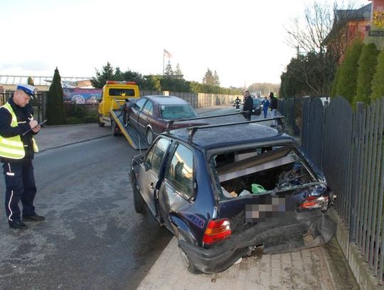 Kierowca mercedesa wpadł w poślizg i zderzył się z dwoma autami