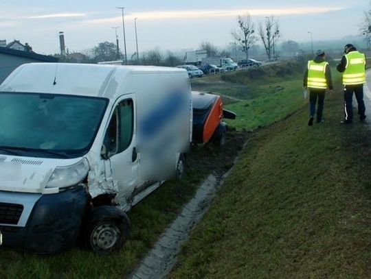 Kierowca peugota zderzył się z busem na DK91. 29-latek trafił do szpitala.