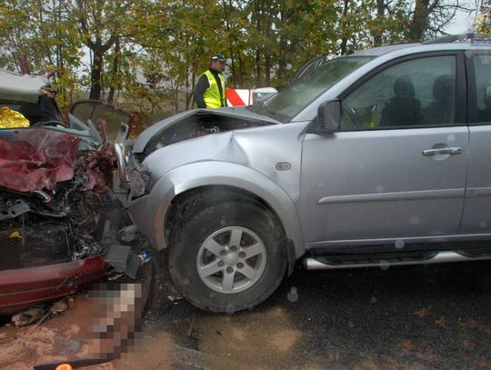 Kierowca skody na zakręcie zjechał i zderzył się czołowo z Mitsubishi