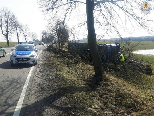Kierowca tira wjechał do rowu. Prawdopodobnie zasnął.