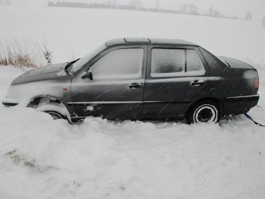 Kierowca ucieka do lasu na gazie - samochód w zaspie