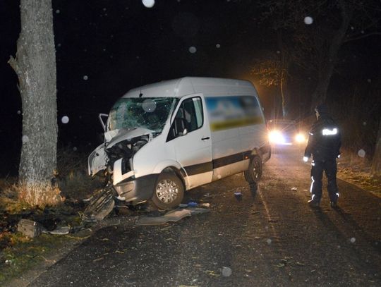 Kierowca volkswagena zjechał z drogi i uderzył w drzewo