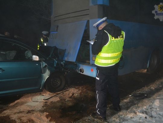 Kierowca vw touran najechał na tył autobusu