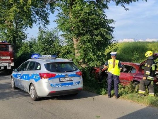 Kierowca zasnął za kierownicą i uderzył w drzewo!