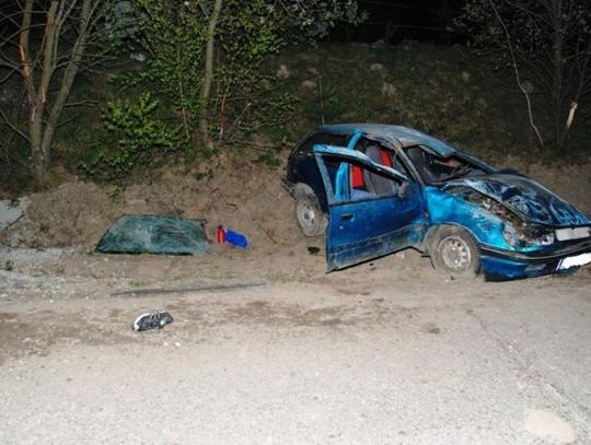 Kilkakrotnie dachował i uderzył w skarpę