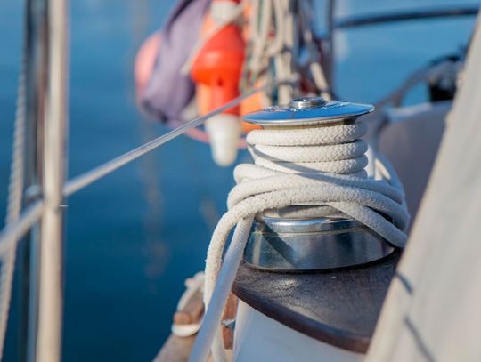 Kim jest skipper i jakie ma obowiązki podczas czarteru jachtu?