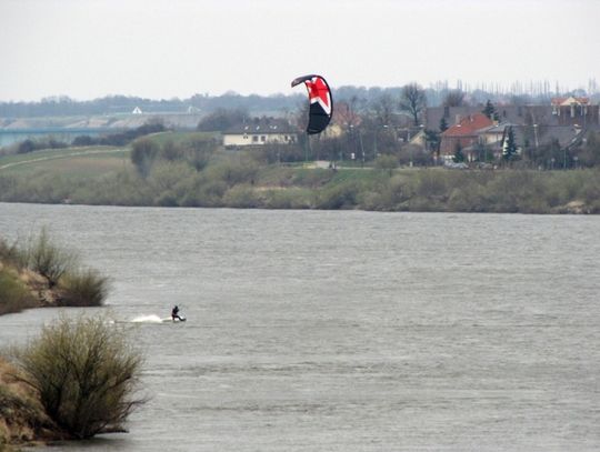 Kitesurfing na wiślanych falach
