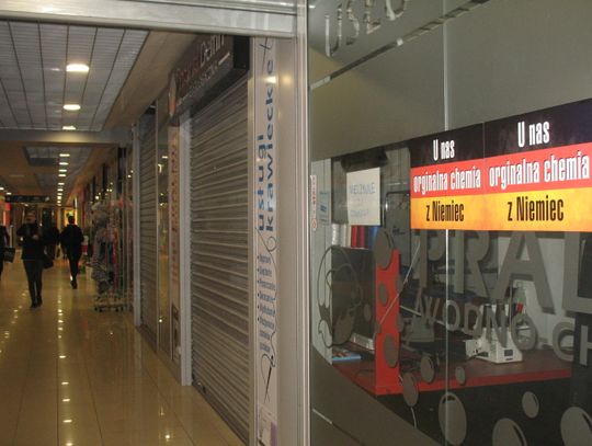 Klienci oburzeni po zamknięciu… pralni. Ubrania oglądają przez roletę