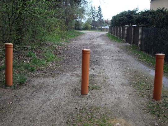 Kłopotliwe słupki na Dąbrowskiego