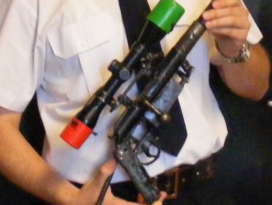 Kłusownik ze złożoną bronią