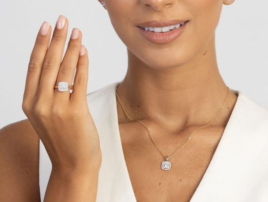 Kobiecy minimalizm – jak nosić złotą biżuterię w codziennych stylizacjach?