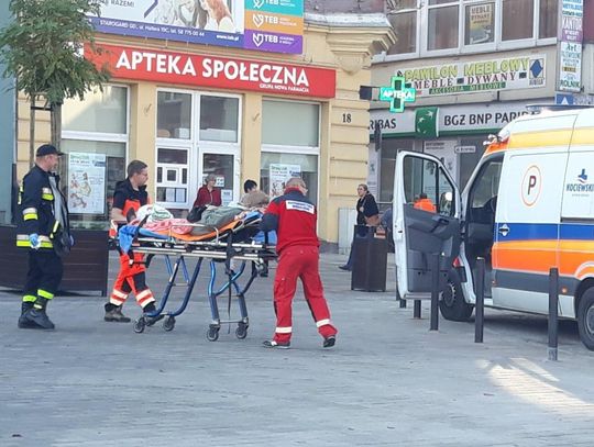 Kobieta spadła ze schodów. Na pomoc ruszyli strażacy. Miasto stanęło w korkach 