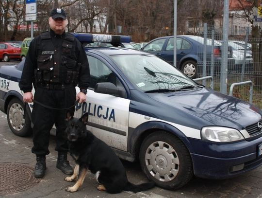 Kobieta stanęła na barierce wiaduktu. Uratował ją przewodnik psa