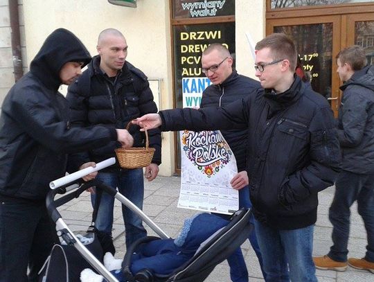 &quot;Kocham Polskę&quot; - akcja z okazji Walentynek na starogardzkim Rynku 