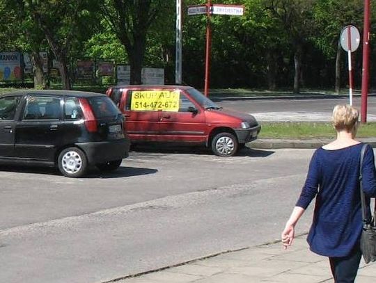 Kogo i co promują wraki? Stare auta zaśmiecają ulice!