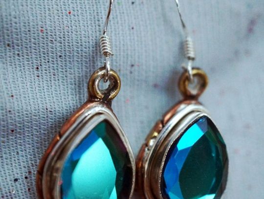 Kolczyki z kamieniami w kolorach tęczy. Wybierz wzór dla siebie!