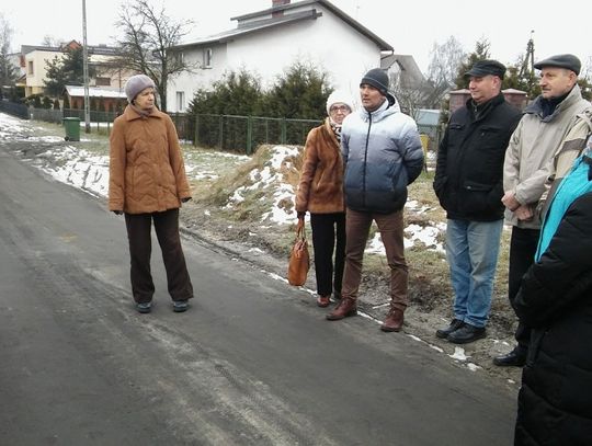 Koleiny, błoto i pył. Przez lata czekają na remont drogi