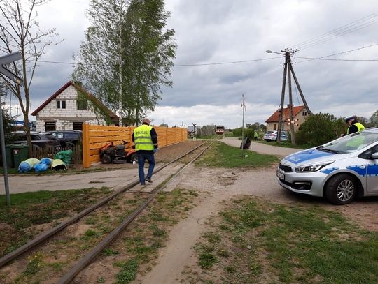 Kolejka wąskotorowa zderzyła się z ... kosiarką.