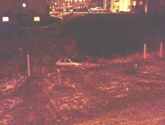 Kolejne auto „wylądowało” w stawku. Samochody staczają się do zbiornika