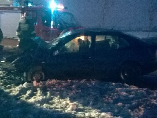 Kolejny wypadek na krajowej „22”. Rozpędzony samochód uderzył w drzewo