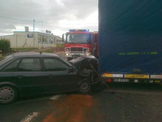 Kolizja drogowa w Szprudowie na "jedynce". Audi uderzyło w tył ciężarówki