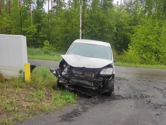 Kolizja w gminie Cewice. Kierowca chciał uniknąć zderzenia z sarną
