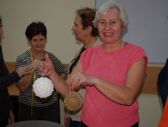 Kolorowe, okrągłe i świecące. Jakie ozdoby choinkowe są najmodniejsze w tym roku? 
