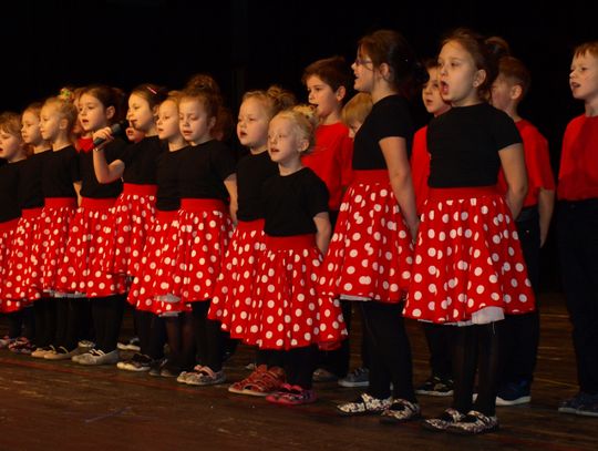 Kolorowy występ z okazji Dnia Babci i Dziadka (ZDJĘCIA)