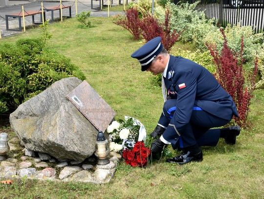 Komendant złożył kwiaty pod tablicami pomordowanych policjantów