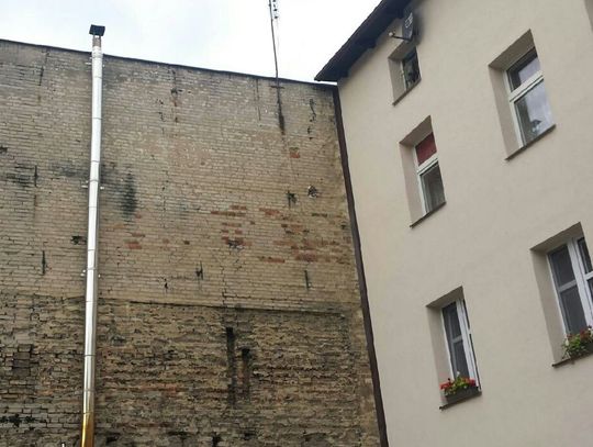 Komin restauracji kopci prosto w okna