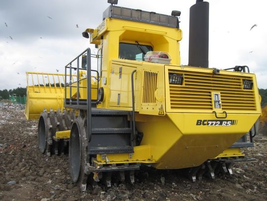 Kompaktor za ponad 2 miliony zł. 37-tonowa maszyna na składowisku 