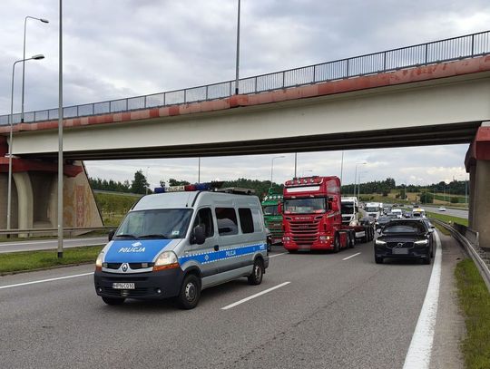 Kompletnie pijany kierowca ciężarówki zasnął za kierownicą na obwodnicy Trójmiasta. Mieszkaniec Tczewa stanie przed sądem