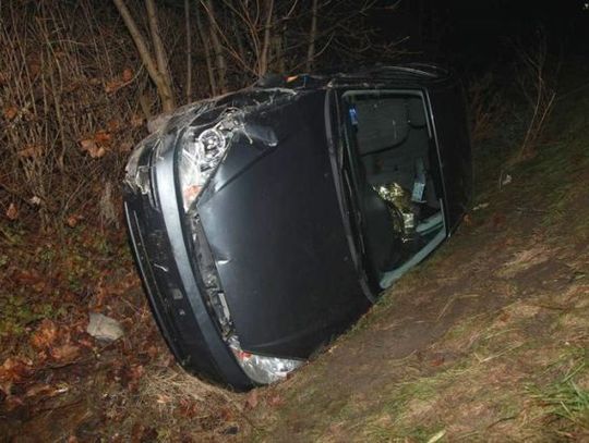 Kompletnie zalana za kierownicą - wpadła do rowu